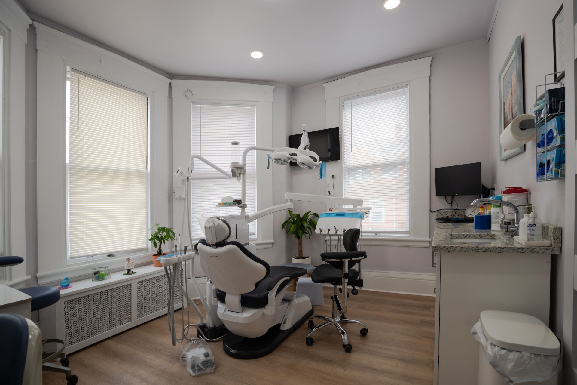 Clinical work area in the main treatment room