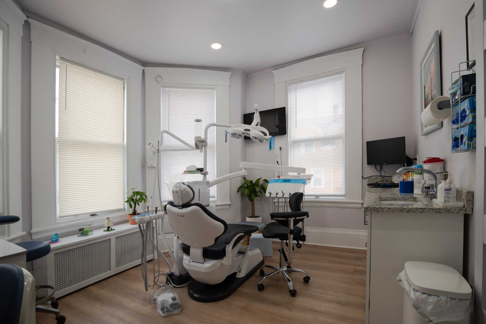 Clinical work area in the main treatment room